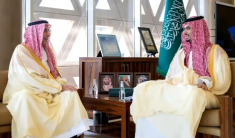 الأمير راكان بن سلمان يبحث مشروعات الدرعية التطويرية مع رئيس هيئة الرياض