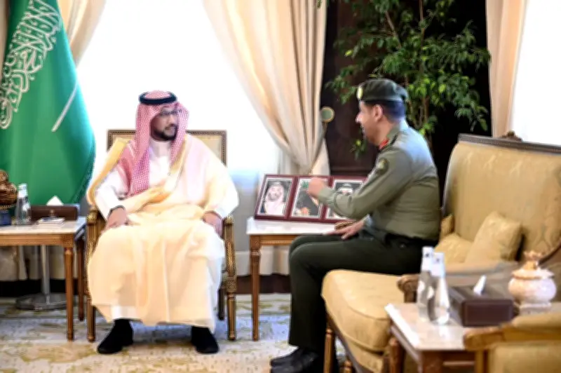 نائب أمير عسير يطّلع على خدمات جوازات المنطقة ويشيد بالجهود