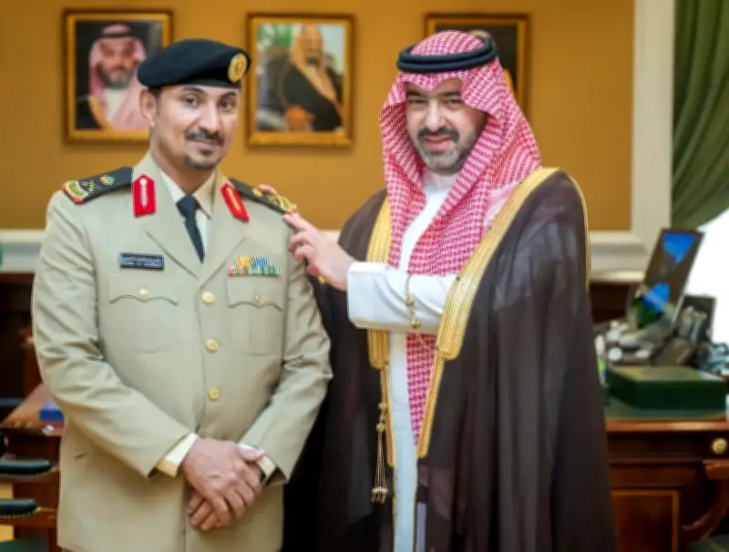 نائب أمير تبوك يقلد اللواء الجهني رتبته الجديدة