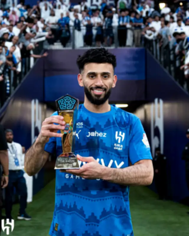 سلطان مندش يطمح لتحقيق الثنائية المحلية مع الهلال بعد التألق في دوري روشن