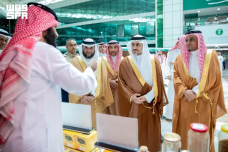 المشيطي يدشن مكائن بيع ذاتي للعسل ويدعم أكثر من مليوني خلية نحل سعودية
