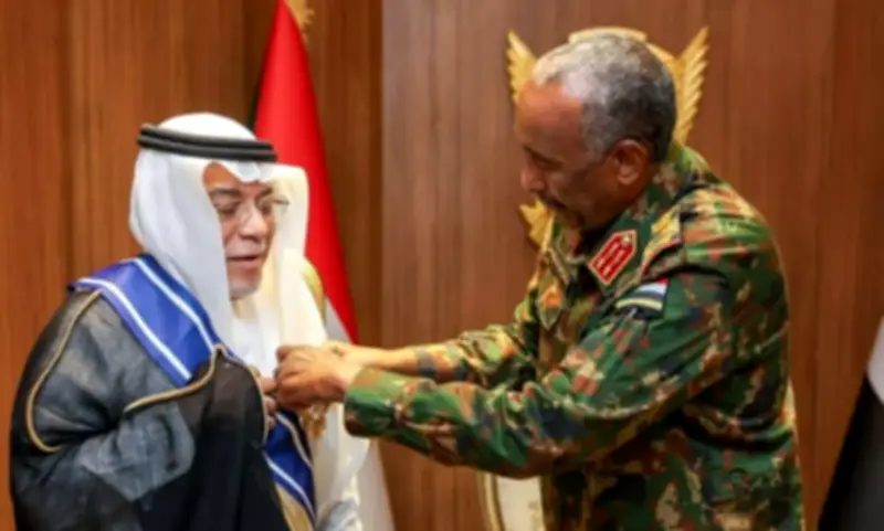 البرهان يمنح السفير السعودي وسام النيلين تقديراً لجهوده