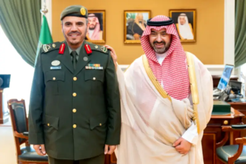 خالد بن سعود يقلّد مدير جوازات تبوك وليد السديري رتبة لواء