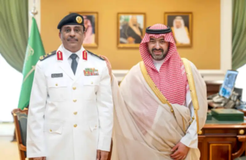نائب أمير تبوك يهنئ اللواء العنزي بترقيته ويشيد بدور حرس الحدود