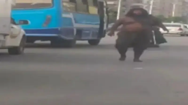 مطاردة "رجل الغابة" في شوارع القاهرة تثير ذعراً جماعياً