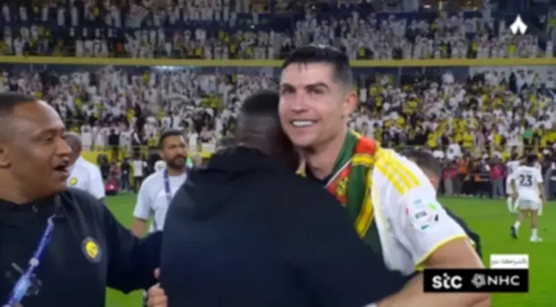 لاعبو النصر يحتفلون مع رونالدو بعد التتويج بلقب دوري روشن