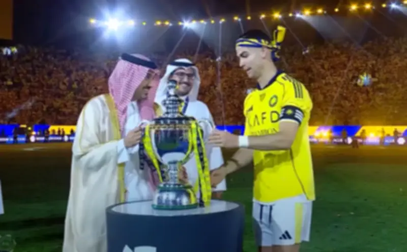 بالفيديو: لحظة رفع كريستيانو رونالدو كأس الدوري مع لاعبي النصر