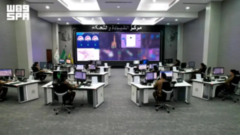 الدفاع المدني بالحج يرصد مؤشرات الأداء الميداني بغرفة القيادة والتحكم
