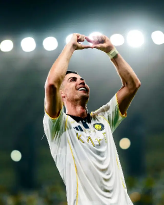 رونالدو يحتفل بلقب دوري روشن مع النصر: قاتلنا وحققنا هدفنا معاً