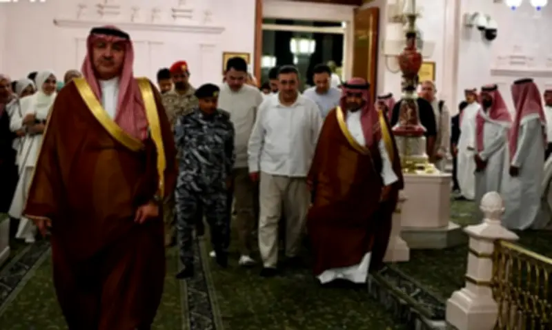 نائب الرئيس التركي يزور المسجد النبوي ويؤدي الصلاة فيه