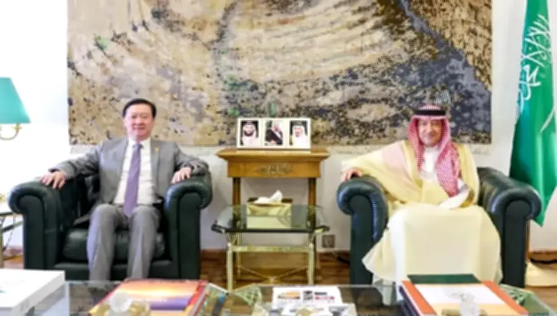 الخريجي والسفير الصيني يبحثان العلاقات الثنائية والتطورات الإقليمية