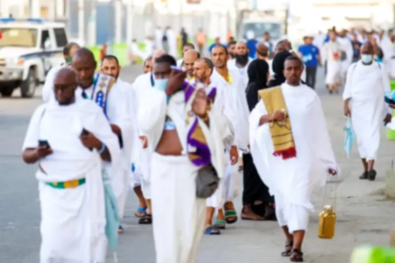 تدفق حجاج بيت الله الحرام إلى مشعر منى في يوم التروية
