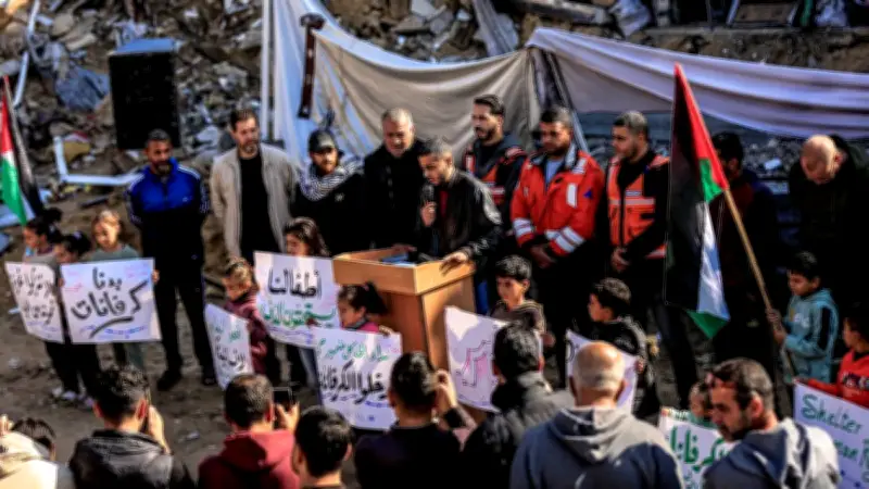 نازحون فلسطينيون يتظاهرون ضد الحصار الإسرائيلي على غزة