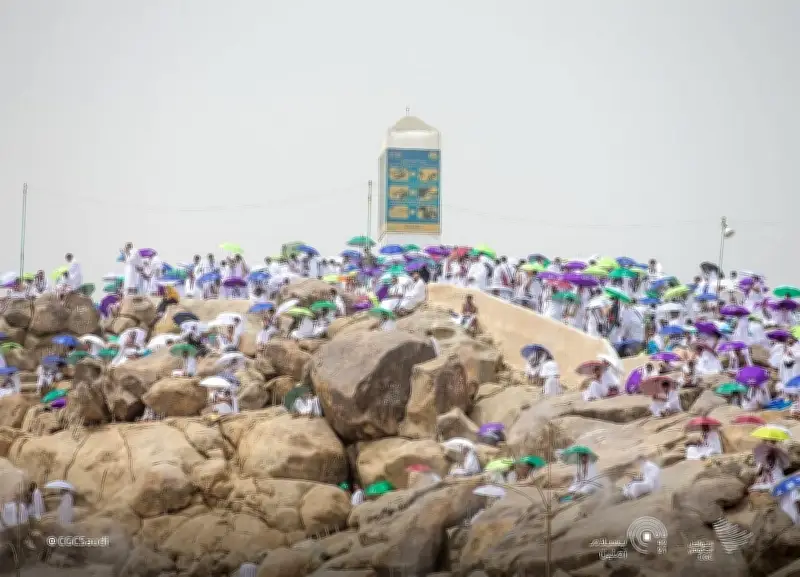 قوافل الحجاج تتجه إلى عرفات فجر اليوم والوقوف ركن الحج الأعظم بحدود ومعالم محددة