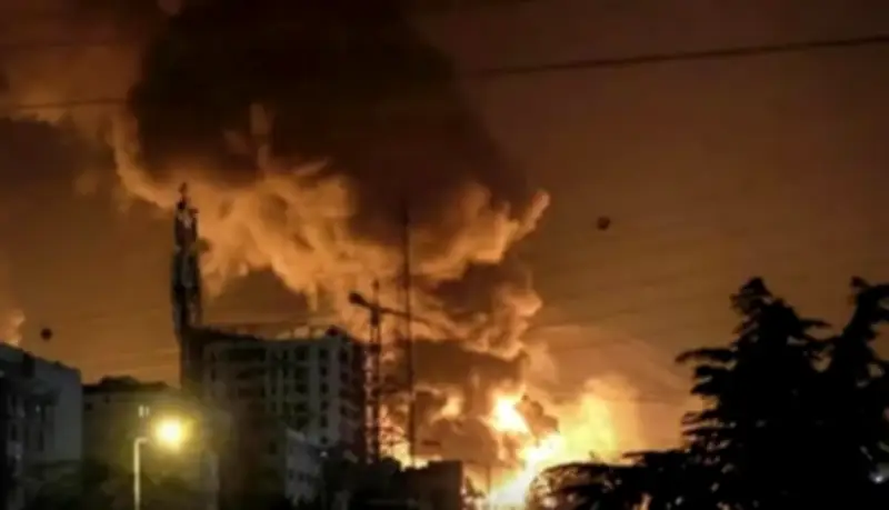 وكالة إيرانية: سماع انفجارات قرب بندر عباس وسيريك وجاسك