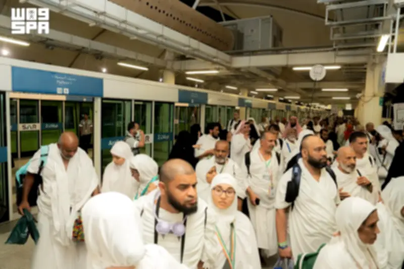 توافد حجاج بيت الله الحرام إلى عرفات لأداء ركن الحج الأعظم