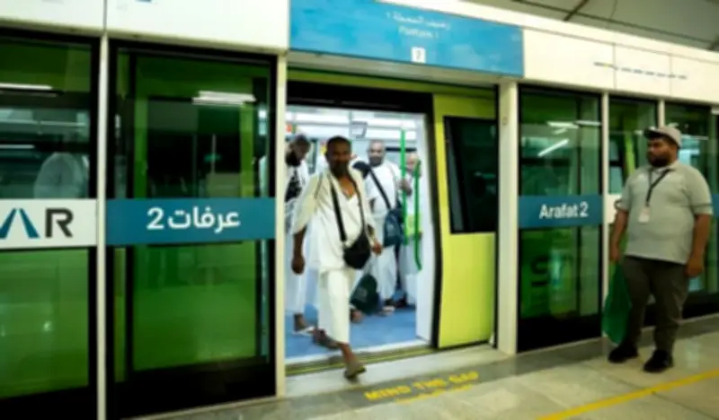 حجاج بيت الله يتوجهون إلى صعيد عرفات في يوم التاسع من ذي الحجة