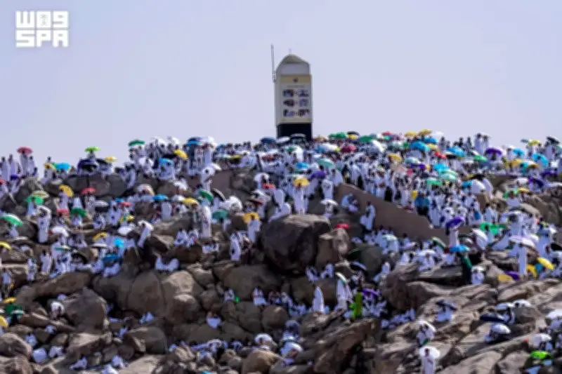 ملايين الحجاج يقفون بعرفة في ذروة الحج ووحدة المسلمين تتجلى