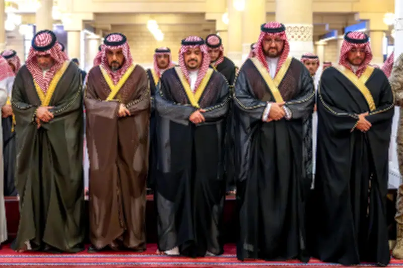 أمير الرياض يؤدي صلاة الميت على الأمير نواف بن نايف بن ممدوح