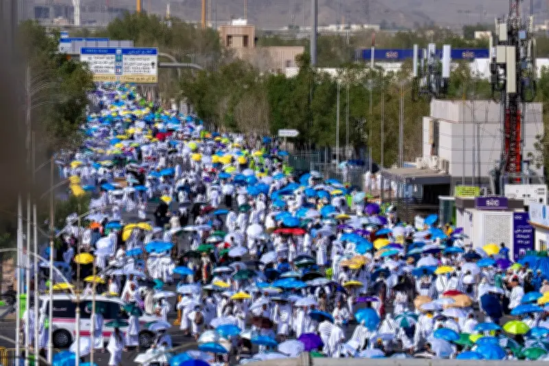حجاج بيت الله الحرام يتوجهون إلى مزدلفة بعد الوقوف بعرفة