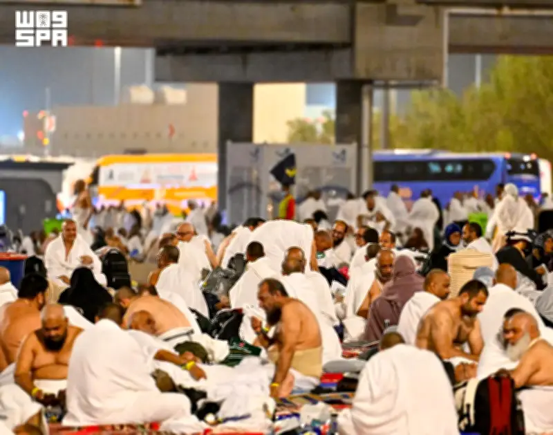 حجاج بيت الله الحرام يستقرون في مزدلفة استعدادًا لرمي الجمرات ونحر الهدي
