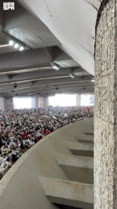 الحجاج يؤدون المناسك الرئيسية في اليوم الثالث من الحج