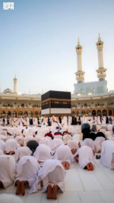 مصلون يتوافدون إلى الحرمين الشريفين لصلاة عيد الأضحى في أجواء إيمانية
