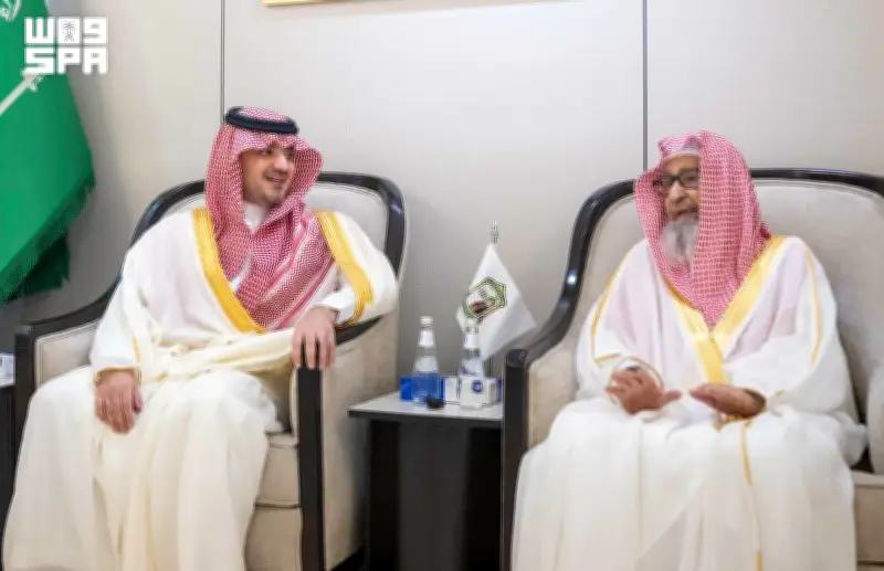 وزير الداخلية يزور مفتي المملكة في مشعر منى ويقدم التهنئة بعيد الأضحى