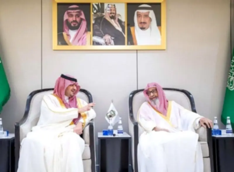 وزير الداخلية يزور المفتي العام وهيئة كبار العلماء في منى مهنئًا بعيد الأضحى