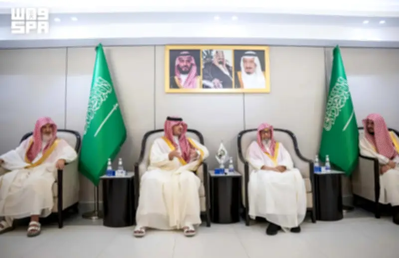 وزير الداخلية يزور مفتي المملكة في مشعر منى مهنئًا بعيد الأضحى