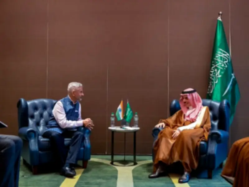 لقاء وزير الخارجية السعودي بنظيره الهندي في ليماسول