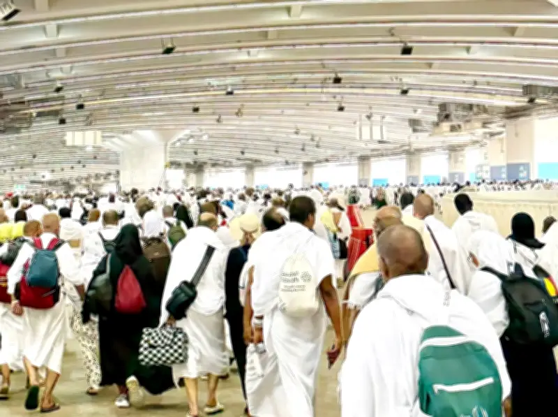 فرحة وابتهال الحجاج في رمي جمرة العقبة بمشاعر مكة
