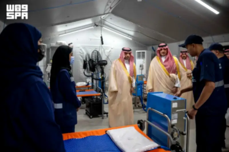 الأمير عبدالعزيز بن سعود يتابع سير العمل في المواقع الصحية في المشاعر المقدسة