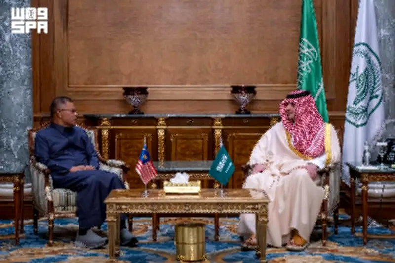 وزير الداخلية السعودي يلتقي نظيريه الماليزي والأردني في مكة لتعزيز التعاون الأمني