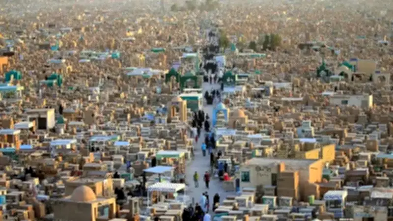 عراك دام في مقبرة ببغداد يحول زيارة عيدية إلى مأساة