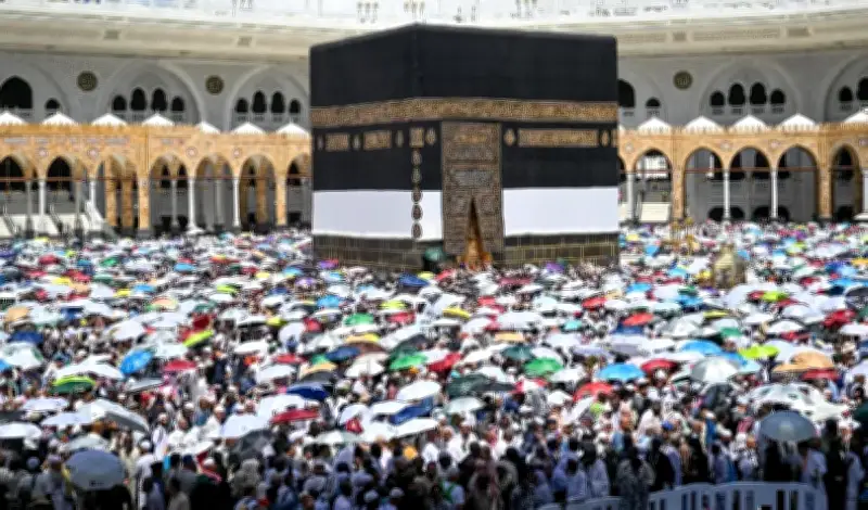 حجاج متعجلون يؤدون طواف الوداع بيسر وطمأنينة في المسجد الحرام