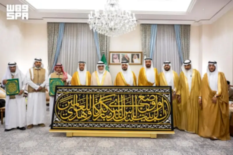نيابة عن الملك.. نائب أمير مكة يسلم كسوة الكعبة لسدنة بيت الله الحرام