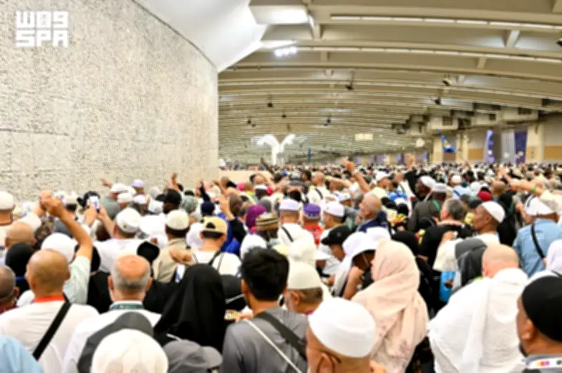 آلاف الحجاج يغادرون منى بعد أداء رمي الجمرات في مشهد تنظيمي مهيب