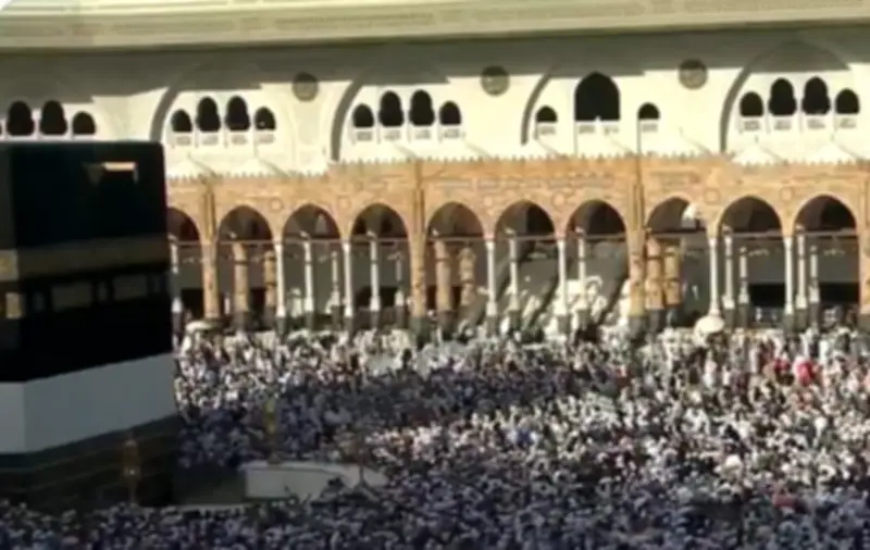 ضيوف الرحمن يختتمون مناسك الحج بطواف الوداع في أجواء روحانية
