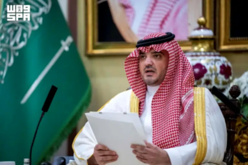 وزير الداخلية ينقل تحيات القيادة للمشاركين في أمن الحج بمناسبة العيد