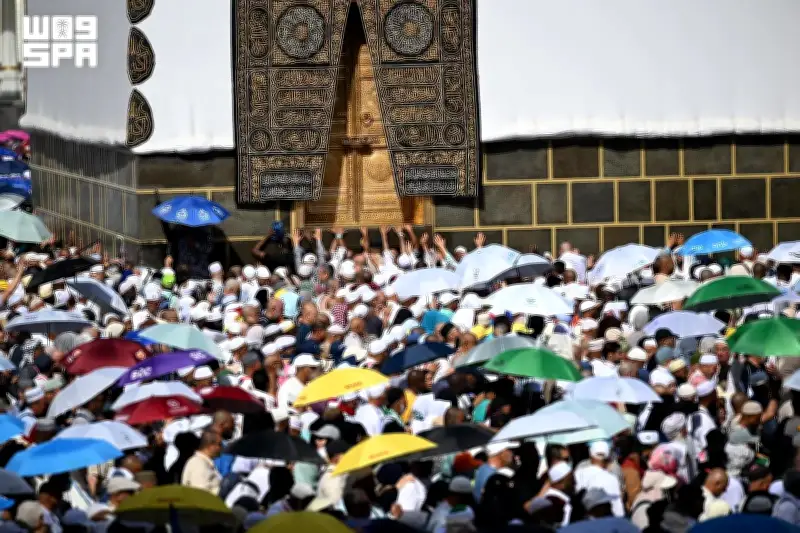 حجاج بيت الله يؤدون طواف الوداع في المسجد الحرام وسط خدمات متكاملة
