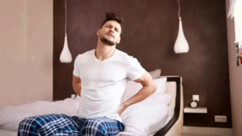 لماذا تستيقظ بآلام في الجسم؟ الأسباب الطبية المحتملة