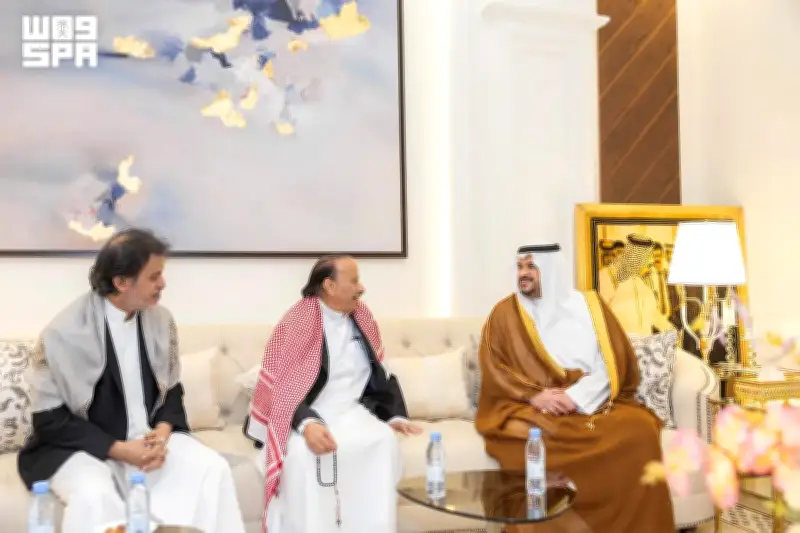 نائب أمير الرياض ينقل تعازي القيادة في وفاة الرئيس اليمني السابق هادي