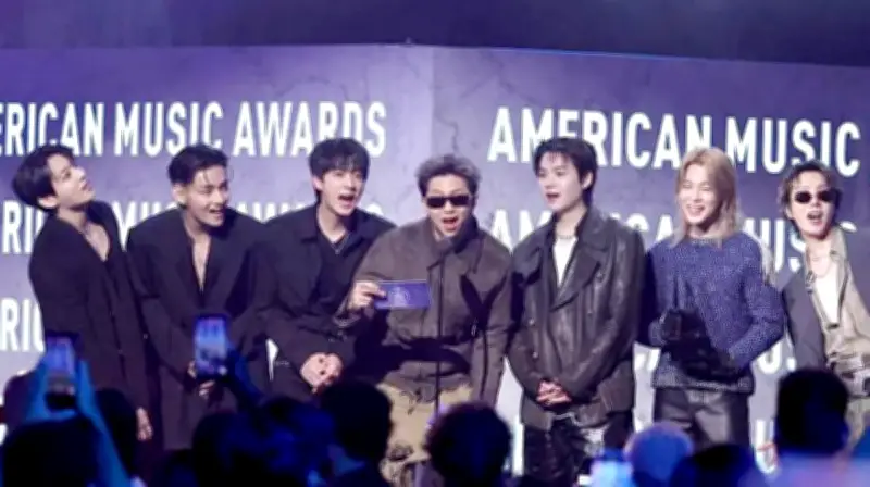 فرقة BTS الكورية تفوز بجائزة أفضل فنان في جوائز الموسيقى الأمريكية