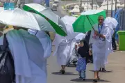المظلة تخفض حرارة الحاج 10 درجات وتحميه من ضربات الشمس