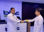 عكاظ تحتفي بموظفيها في اليوم العالمي للموارد البشرية 2026 بالورود والشيكولاتة
