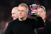 فليك يمدد عقده مع برشلونة حتى 2028 بعد التتويج بالدوري الإسباني