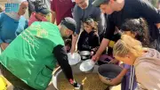 مركز الملك سلمان يوزع 24.800 وجبة ساخنة بغزة ويواصل مساعداته عالمياً