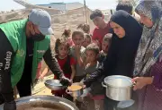 توزيع 25 ألف وجبة ساخنة على المحتاجين في غزة عبر مركز الملك سلمان
