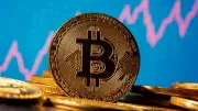 بيتكوين تقلص مكاسبها بعد تجاوز 80 ألف دولار لأول مرة منذ يناير
